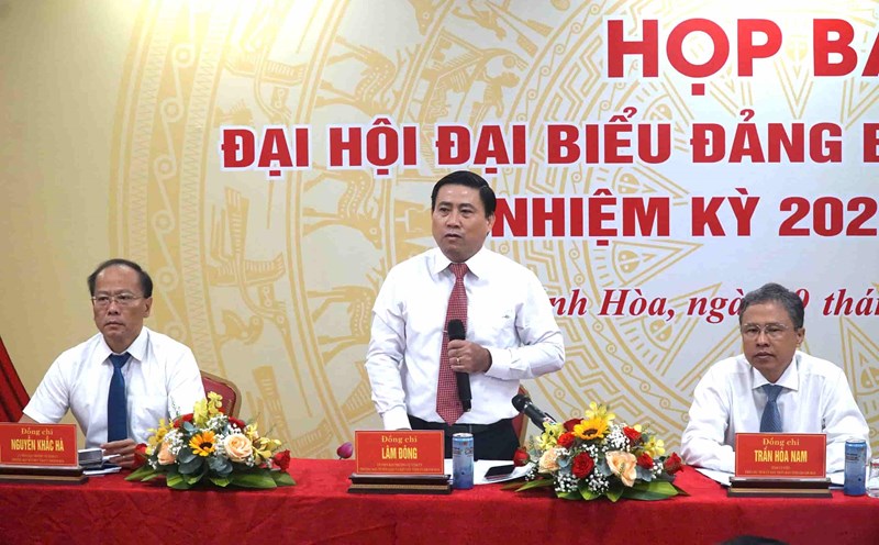 Khanh Hoa Provincial Party Committee held a press conference to inform about the preparation for the 1st Provincial Party Congress. Photo: Huu Long