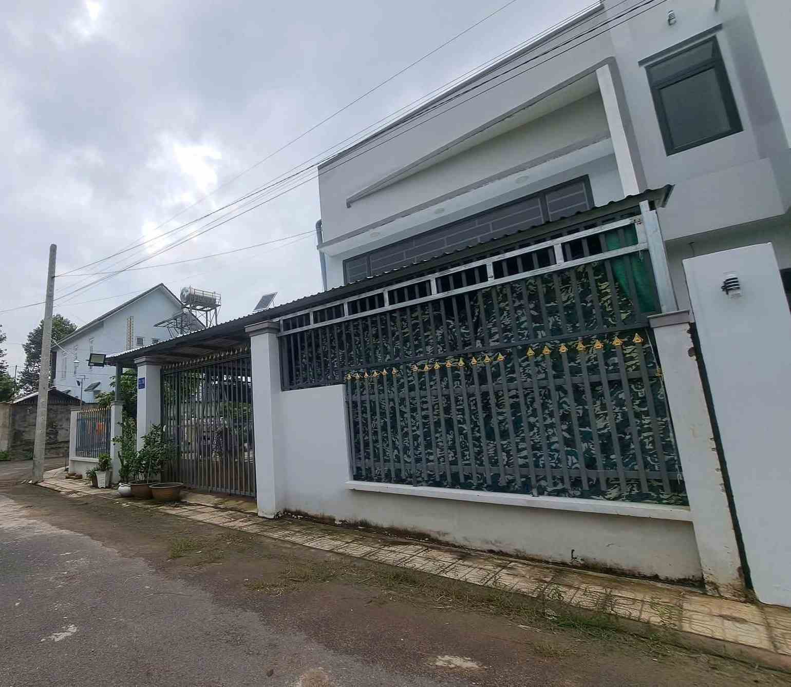 Chanh Hiep Wardの人民委員会は、他の人々に間違った家を建てる提案を確認し、処理しています。写真：Dinh Trong