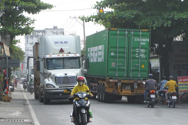 コンテナ車がNguyen Duy Trinh通り(TPHCM)のすべての車線を占拠しています。写真:Minh Quan