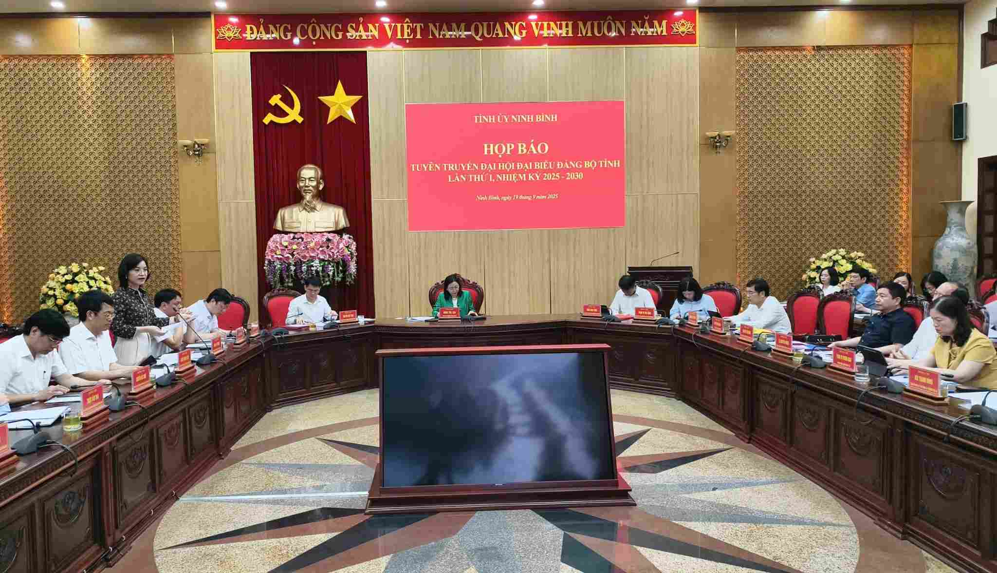 2025-2030 임기 닌빈성 제1차 당 대회 홍보 기자 회견에 참석한 대표들. 사진: Dieu Anh
