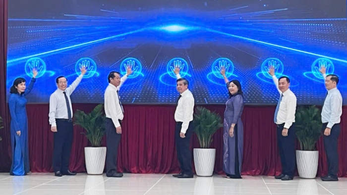 Dai dien lanh dao HDND va Doan Dai bieu Quoc hoi TP Can Tho bam nut van hanh trang thong tin. Anh: Han Lam.