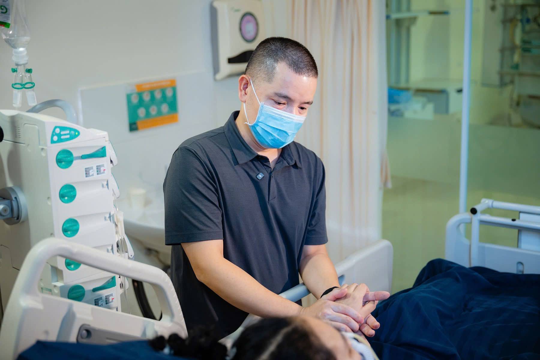 Mr. Nguyen The Hanh donated liver to save his wife, patient Hoang Thi Thu Hien. Photo: BVCC