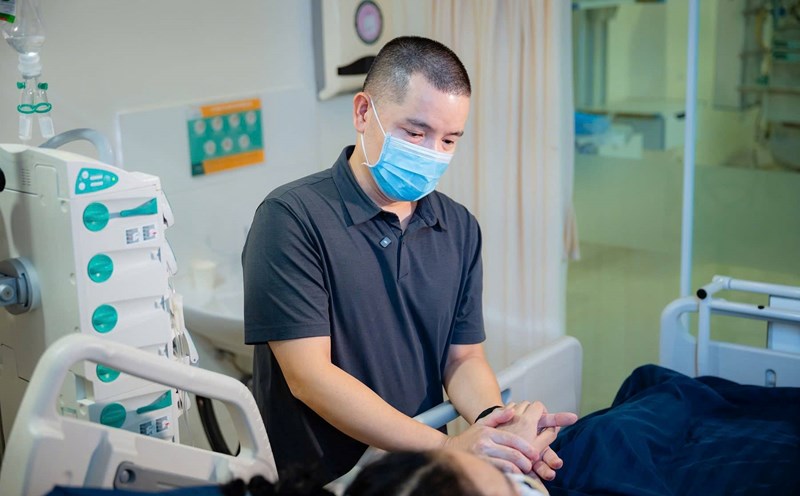 Mr. Nguyen The Hanh donated liver to save his wife, patient Hoang Thi Thu Hien. Photo: BVCC