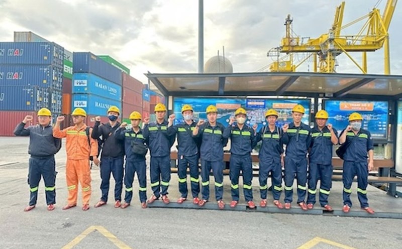 Deploying labor safety work at the beginning of the shift at Da Nang Port. Photo: LLC