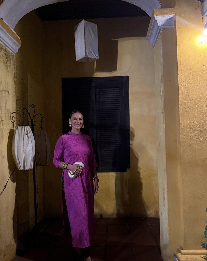 Nu du khach nguoi My xinh dep trong ta ao dai Viet Nam truyen thong. Anh: Skye Gigi