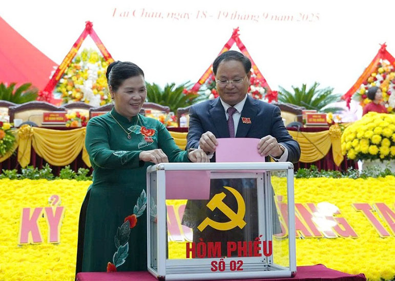 Le Minh Ngan 씨(오른쪽)가 2025-2030 임기 Lai Chau 지방 당위원회 서기로 선출되었습니다. 사진: Lai Chau 신문