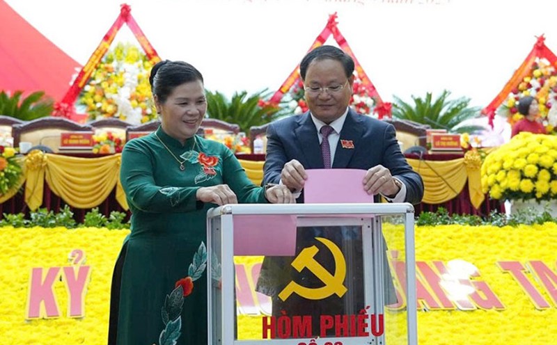 Mr. Le Minh Ngan (right) was elected to hold the position of Lai Chau Provincial Party Secretary for the 2025 - 2030 term. Photo: Lai Chau Newspaper