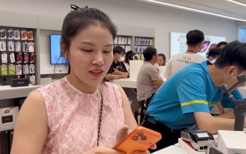 Chi Nguyen Thi Ngoc Anh, nguoi dan xa Chuong My, cho biet da dat hang san va sang nay, ngay 19.9 da den cua hang topzone de nhan hang. “Dot nay toi dat mua hai san pham de ve trai nghiem, cam giac rat hao huc de duoc so huu dau tien“, chi Ngoc Anh noi.