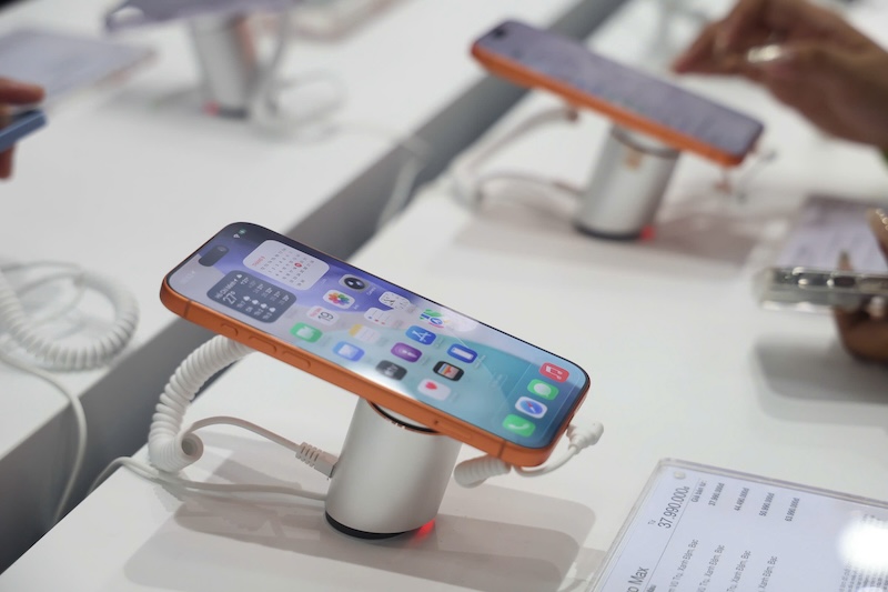 Dai dien showroom cho biet, so voi cac the he iphone truoc day nhu iPhone 16 series, iPhone 17 series nhan duoc su quan tam rat lon tu nguoi dan. Dac biet phien ban iPhone 17 Promax mau cam co so luong nguoi mua lon, voi su doc dao trong thiet ke. Ngoai ra, dong iPhone Air voi thiet ke moi mong cung thu hut gioi cong nghe.