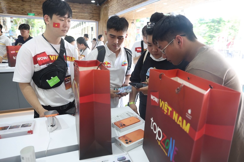 Tai diem cua hang Topzone tren pho di bo Nguyen Hue TPHCM, rat dong nguoi co mat de rinh ve iphone 17 series. 