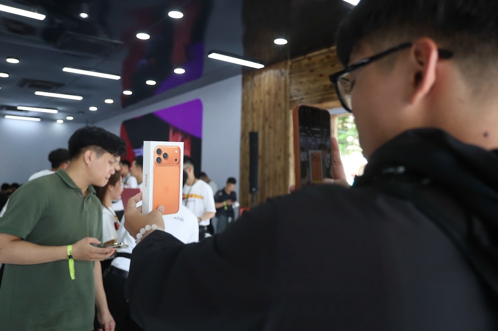 De nombreux clients vietnamiens ont officiellement possede leurs premiers iPhone 17. Photo : Viet Anh