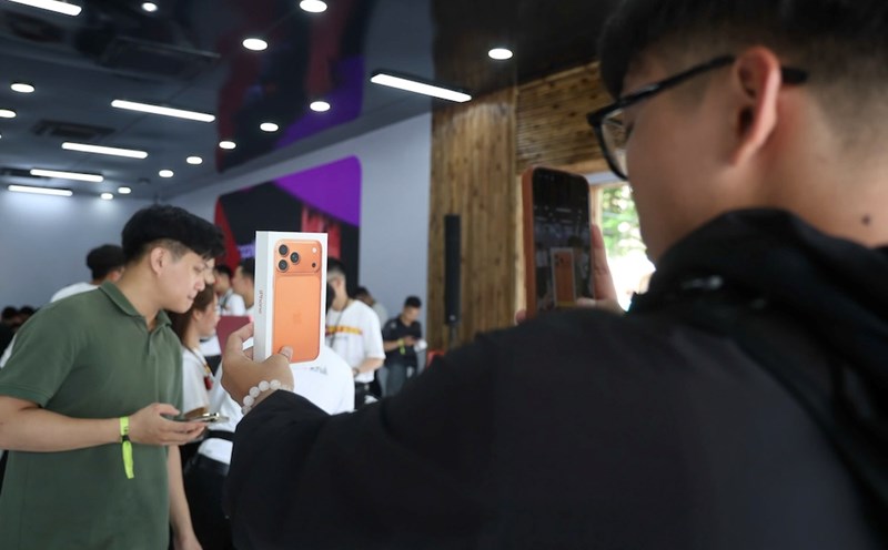 Many Vietnamese customers have officially owned the first iPhone 17 devices. Photo: Viet Anh
