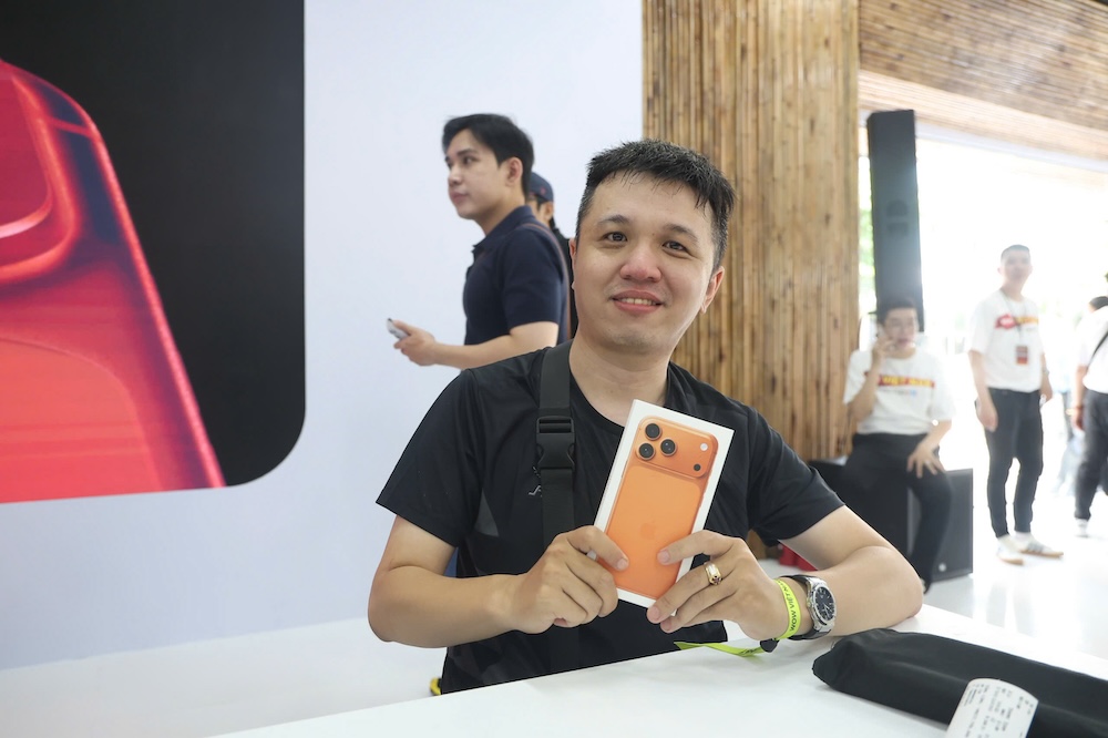 Anh Lam Van Thang (phuong Ban Co, TPHCM) cam thay bat ngo truoc mau sac noi bat cua dong iphone 17 pro max nam nay. Ban than anh cam thay kha hai long khi xuong tien mua. 