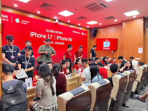 Theo ong Nguyen Minh Khue - dai dien he thong Viettel Store: Tu 8h sang nay, su kien mo ban iPhone moi tai Viettel Store dien ra dong loat tren gan 500 sieu thi toan quoc. Dac biet, nhung khach hang da dat truoc qua Viettel Store – AAR tren TikTok Shop va Shopee Mall cung co co hoi nhan may ngay tai tru so Viettel Store tren pho Duy Tan, Ha Noi.