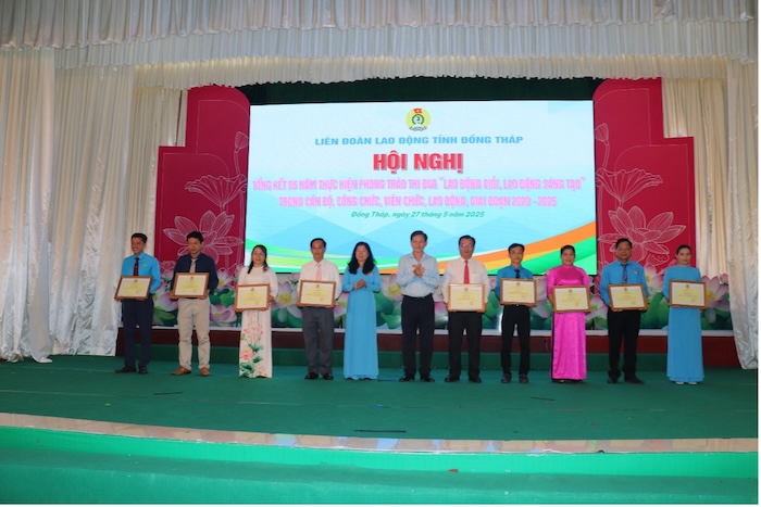 Cac tap the, ca nhan duoc nhan Bang khen cua Chu tich UBND tinh, LDLD Tinh da co thanh tich xuat sac trong phong trao thi dua “Lao dong gioi - Lao dong sang tao”. Anh: LDLD tinh Dong Thap.