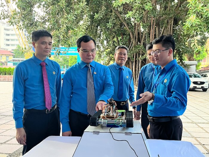 Lanh dao Tong LDLD Viet Nam tham quan Khong gian trung bay “mo hinh IOT ROBOT” va san pham dac trung cua Dong Thap. Anh: LDLD tinh Dong Thap.