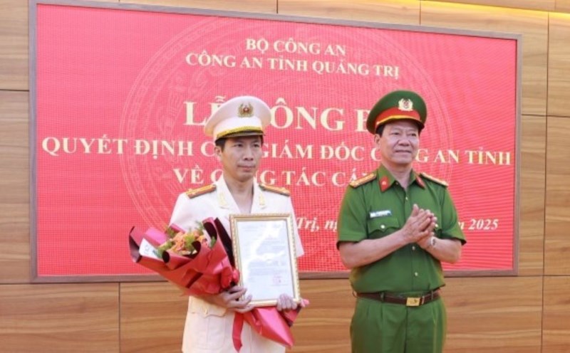 Leaders of Quang Tri Provincial Police presented the decision and presented flowers to congratulate the new Chief of Con Co special police station, Ho Van Dong. Photo: Quang Tri Police