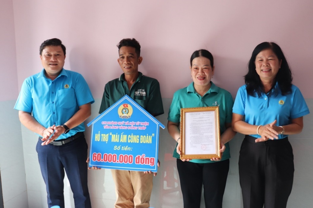 Ba Huynh Thi Tuyet Vui - Tinh uy vien, Chu tich LDLD Tinh va ong Nguyen Thanh Nhan - Truong bo phan Cong doan cac khu cong nghiep trao Quyet dinh ban giao “Mai am Cong doan” cho doan vien Nguyen Thi Kim Phuong - CDCS Cong ty TNHH Co May Sa Dec. Anh: Luu Hung