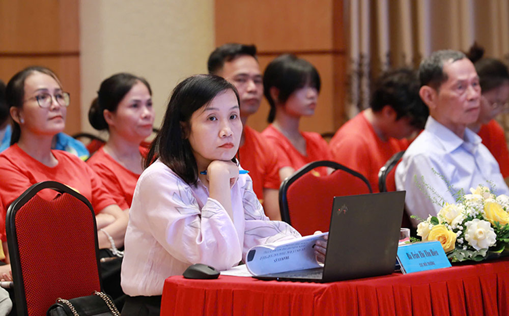 Cac dai bieu ngoi nghe tham luan. Anh: To The