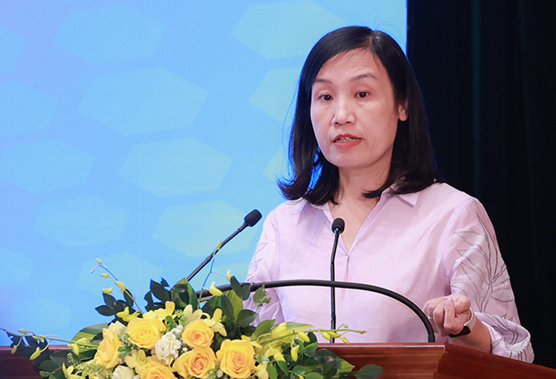 Ba Tran Thi Thu Hien, Phong Quan ly chat thai (Cuc Moi truong) trinh bay tham luan “Quan ly rac thai sau sap nhap gan voi Chi thi 20 cua Thu tuong Chinh phu”. Anh: Hai Nguyen