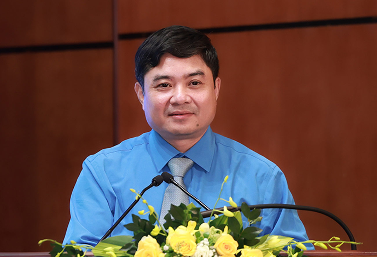 Ong Nguyen Anh Tho – Vien truong Vien Khoa hoc An toan ve sinh lao dong, Tong Lien doan Lao dong Viet Nam trinh bay tham luan “Cong doan Viet Nam dong hanh cung moi nguoi lao dong trong hanh trinh xanh”. Anh: Hai Nguyen