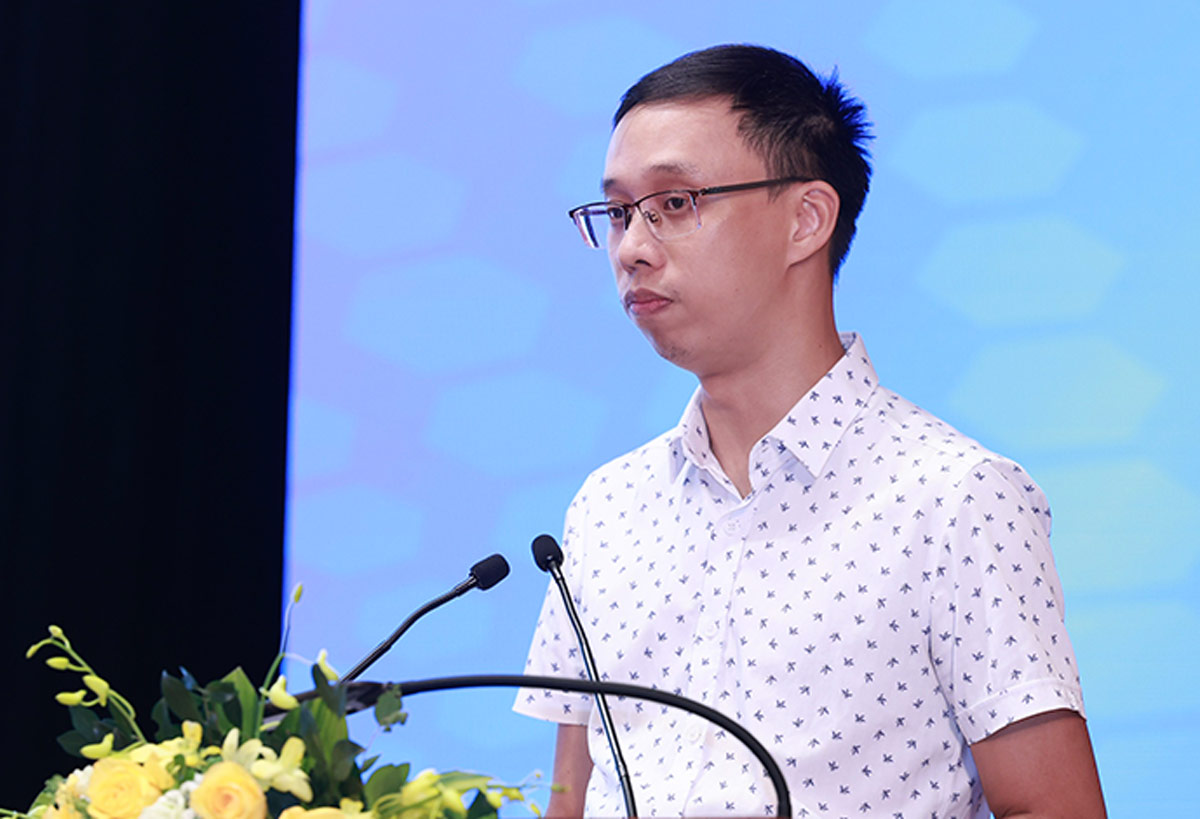 Ong Tran Quang Anh, Truong phong Ke hoach ky thuat Urenco chi nhanh Hoan Kiem trinh bay tham luan “Vi Ha Noi sach – van minh – hien dai”. Anh: Hai Nguyen