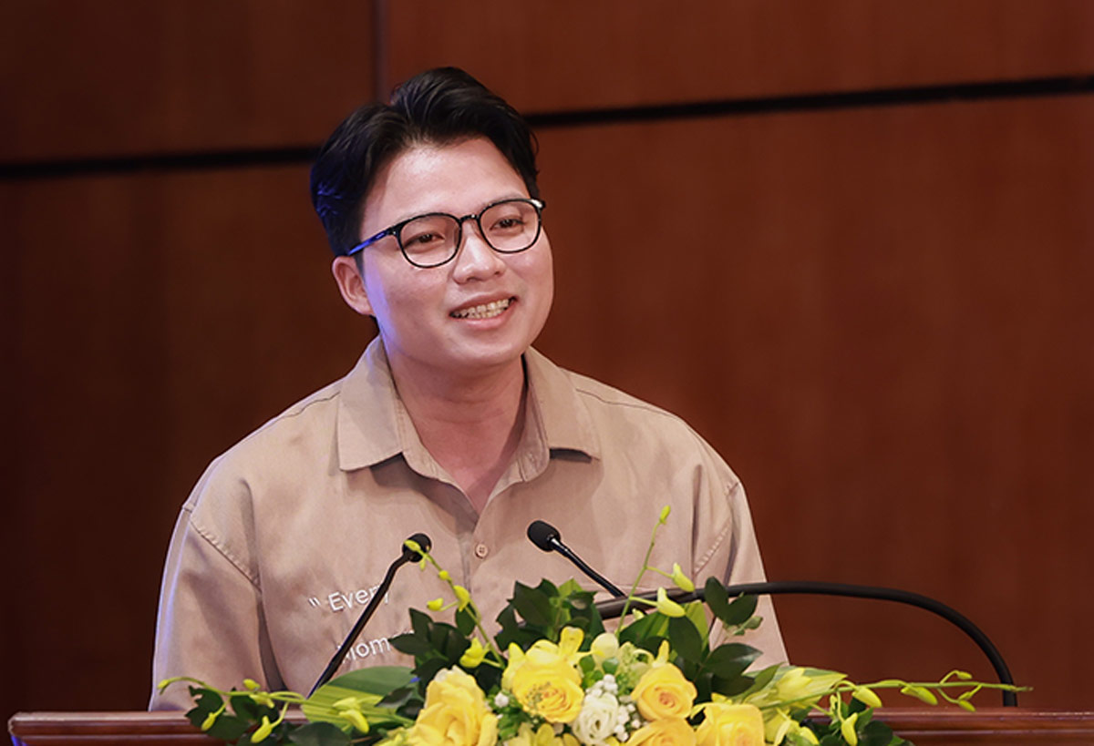 Ong Nguyen Huu Quyet – Giao vien truong TPHT Huynh Thuc Khang (Ha Noi) trinh bay tham luan Chuyen dung rac thai tai che lam hoc lieu cua thay “Quyet dong nat”. Anh: Hai Nguyen