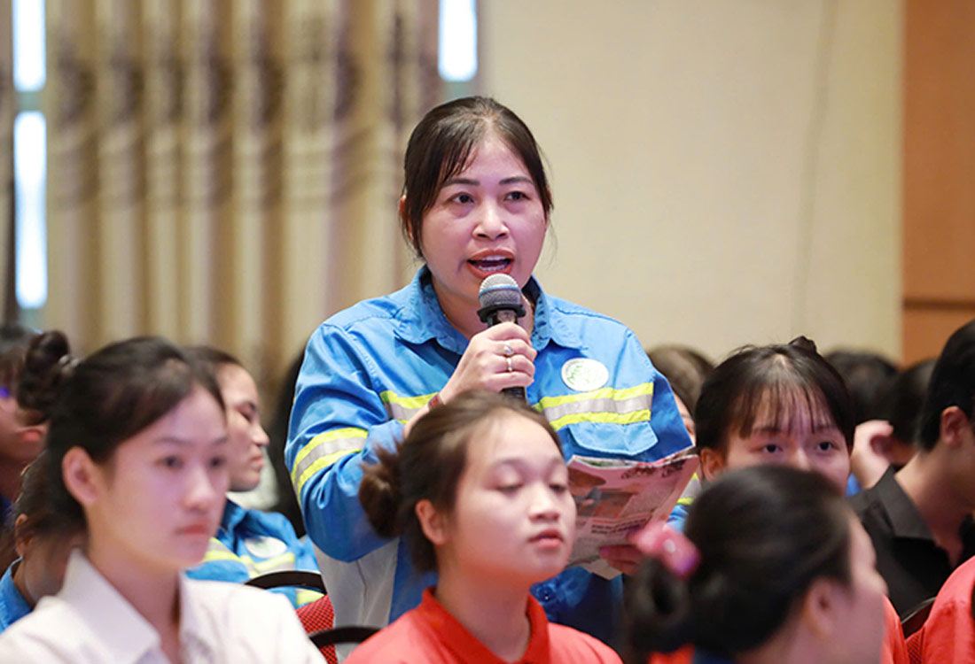 Chi Luong Thi Huong, cong nhan moi truong Urenco 2 dat cau hoi trong dien dan. Anh: To The