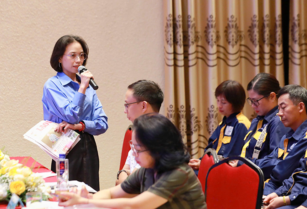 Ba Bui Phung Khanh Hoa (Phong Quan ly chat thai, So Nong nghiep va Moi truong Ha Noi) tra loi cau hoi cua cong nhan moi truong. Anh: To The