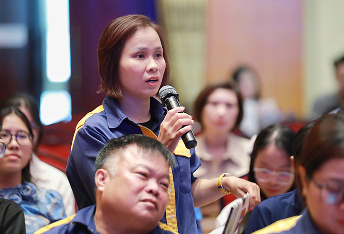 Chi Nguyen Thi Dung, Cong nhan Cong ty TNHH MTV Thoat nuoc Ha Noi dat cau hoi. Anh: To The