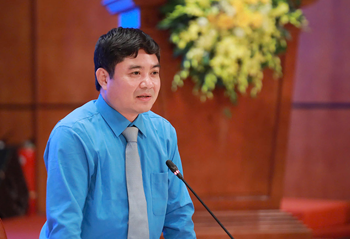 Chi Nguyen Thi Dung, Cong nhan Cong ty TNHH MTV Thoat nuoc Ha Noi dat cau hoi. Anh: To The