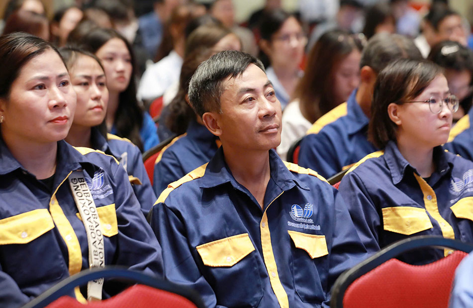 Cong nhan tham gia du dien dan. Anh: To The