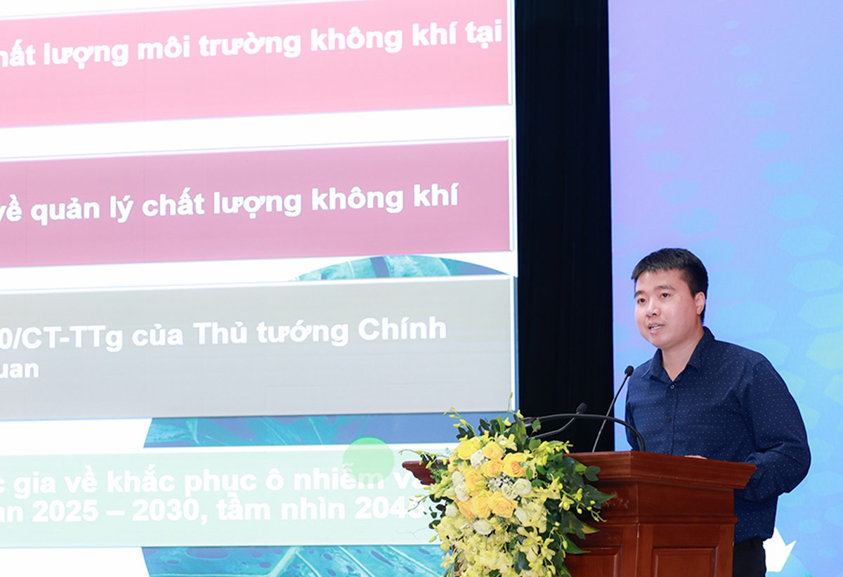 Ong Pham Hong Quan - Cuc Moi truong, Bo Nong nghiep va Moi truong trinh bay tham luan tai dien dan.