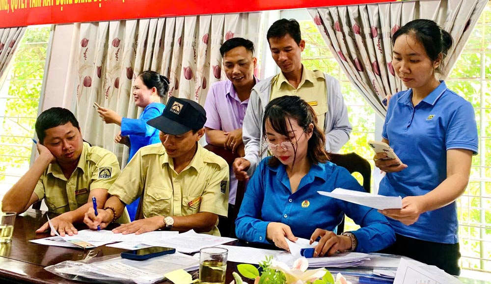 The Trade Union of Nam Phuoc Commune, Da Nang organizes the disbursement of preferential loans to union members and workers. Photo: Nam Phuoc Trade Union.
