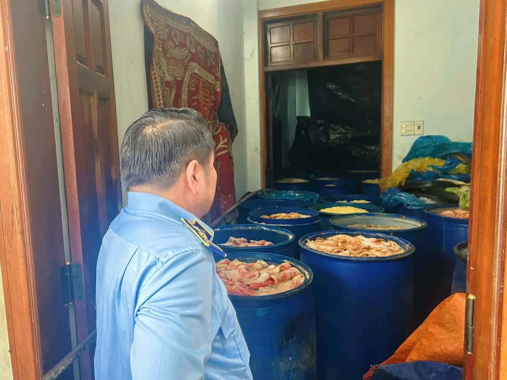 Các thùng phi chứa gần 5 tấn da heo đã bốc mùi hôi nặng. Ảnh: Thanh Tuấn
