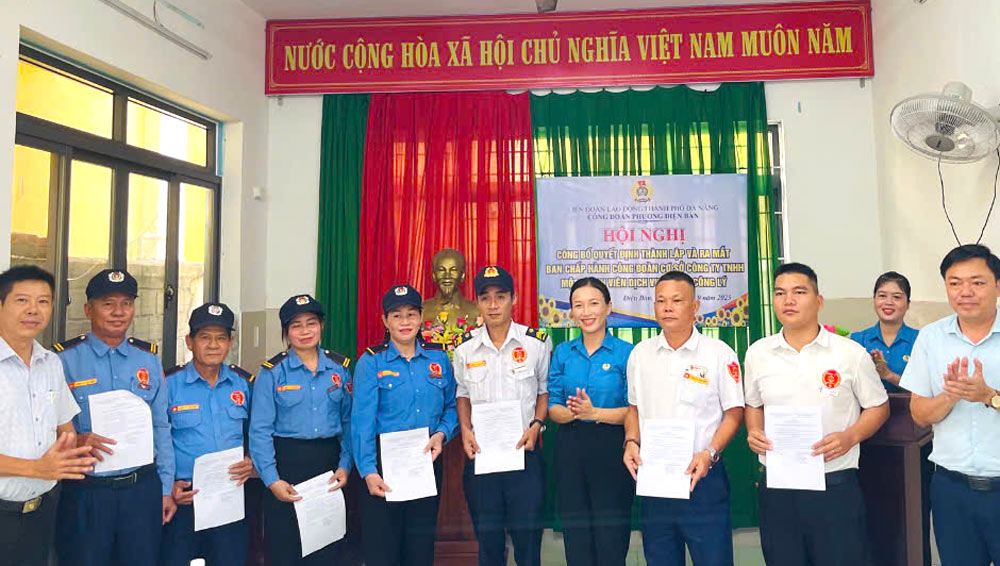 The Da Nang Trade Union announced the Decision to establish the grassroots Trade Union of Cong Ly Protection Services Company Limited with 31 union members. Photo: Dien Ban Trade Union