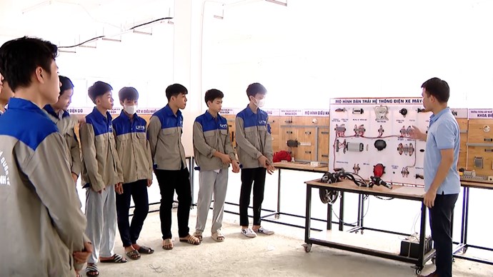 L'une des 3 etapes de rupture que le 1er Congres du Parti provincial de Ninh Binh pour le mandat 2025-2030 a definies est de se concentrer sur le developpement de ressources humaines de haute qualite. Photo : Dieu Anh