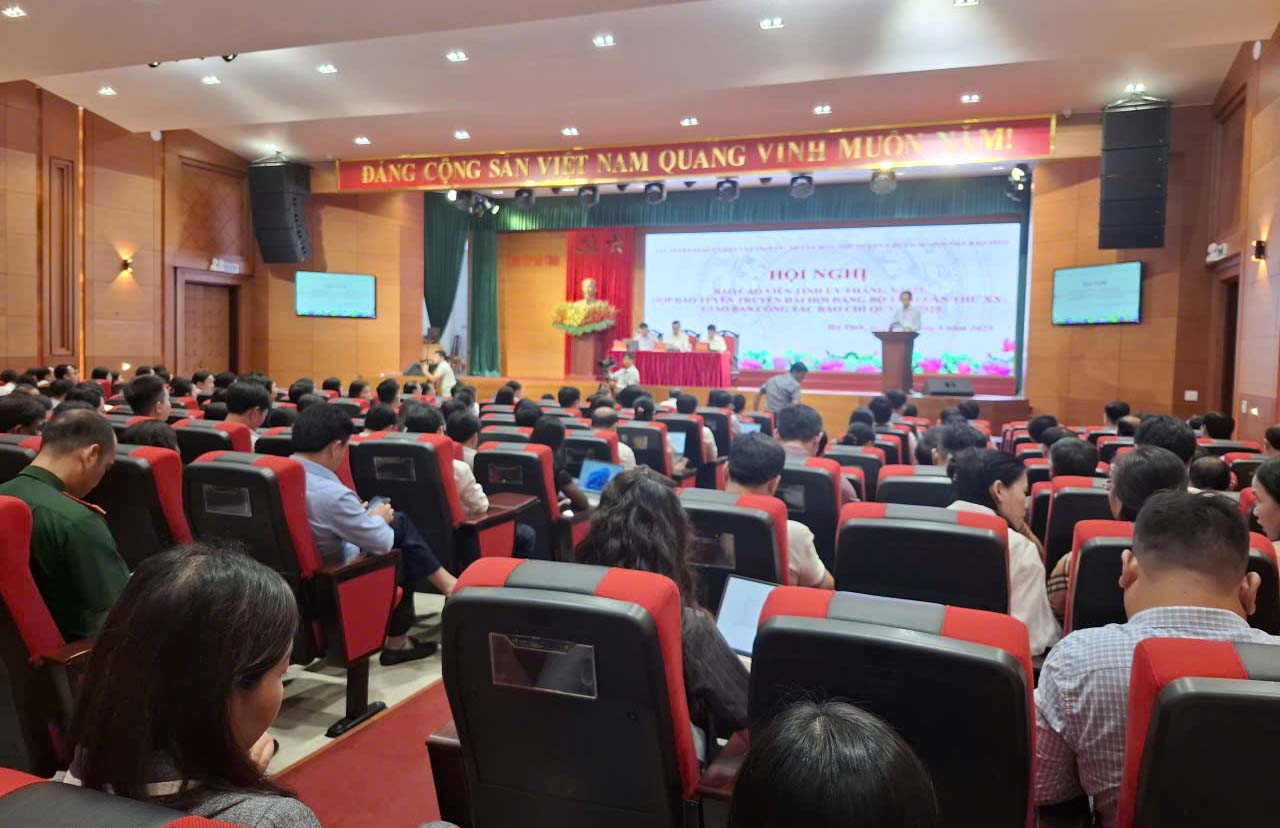 2025년 9월 성위원회 보고관 회의에 참석한 대표; 제20차 성당 대회에 대한 홍보 기자 회견; 2025년 3분기 언론 업무 회의가 9월 19일 아침에 열렸습니다. 사진: 쩐 뚜언.