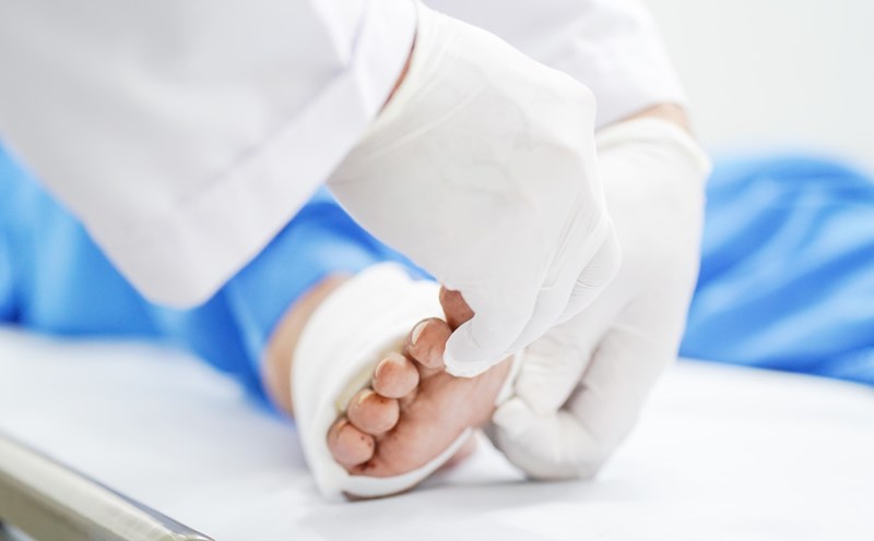 The patient's leg was removed from the foreign object and is gradually recovering. Photo: BVCC