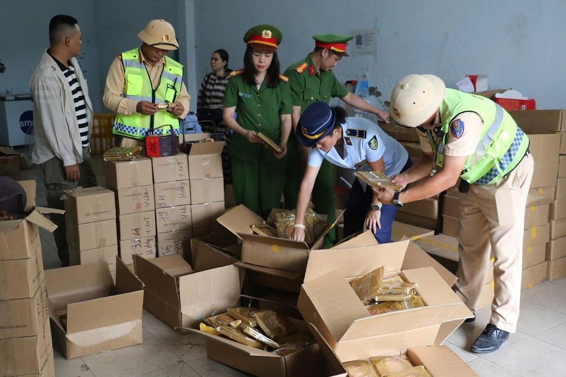 Lực lượng chức năng kiểm tra cơ sở kinh doanh bánh trung thu ở phường Trường Vinh, tỉnh Nghệ An. Ảnh: Ngọc Anh