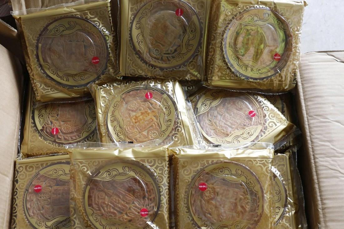 Gần 4.200 chiếc bánh trung thu không rõ nguồn gốc xuất xứ sắp “tuồn” ra thị trường. Ảnh: Ngọc Anh