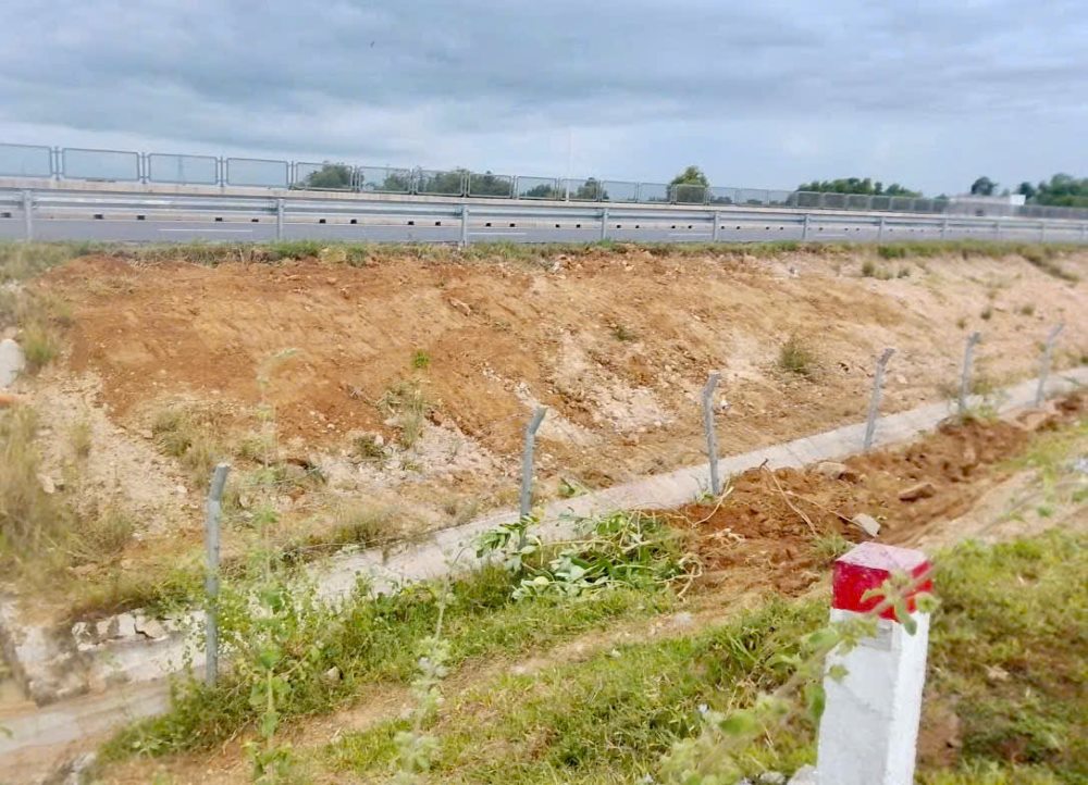 Khac phuc cac vi tri xoi lo, ho ham ech tren doan km213 cao toc Vinh Hao - Phan Thiet. Anh: Pham Duy