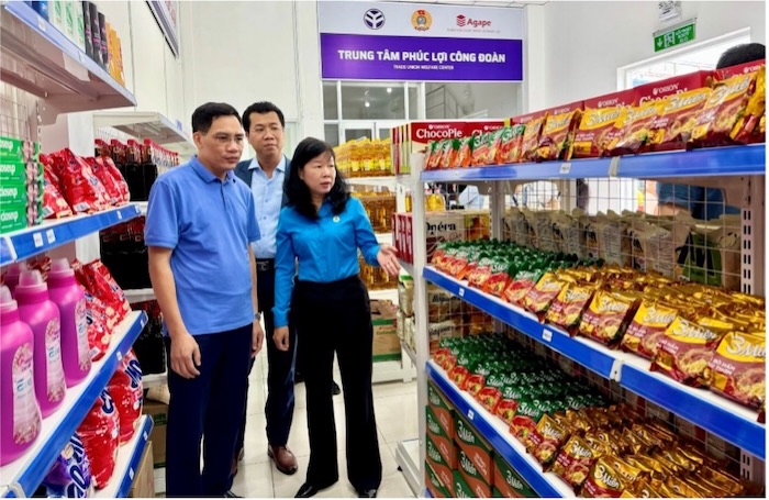 Dai bieu, doan vien, nguoi lao dong tham quan mua sam tai Sieu thi Phuc loi. Anh: Duc Trung. 