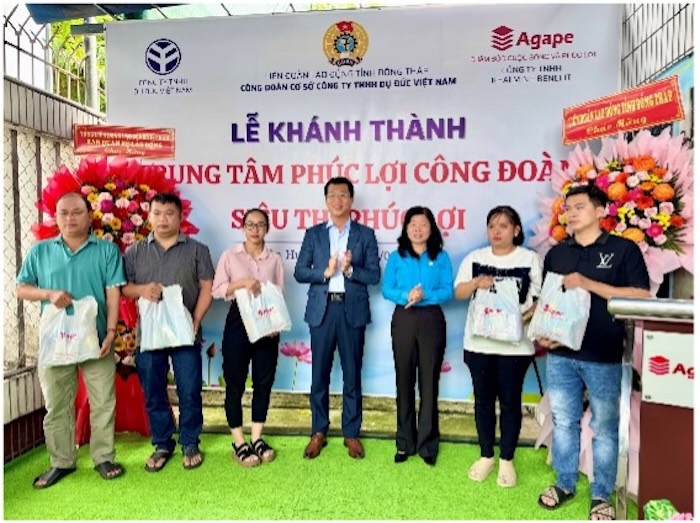 Doan vien, nguoi lao dong co hoan canh kho khan nhan qua tai buoi le. Anh: Duc Trung. 