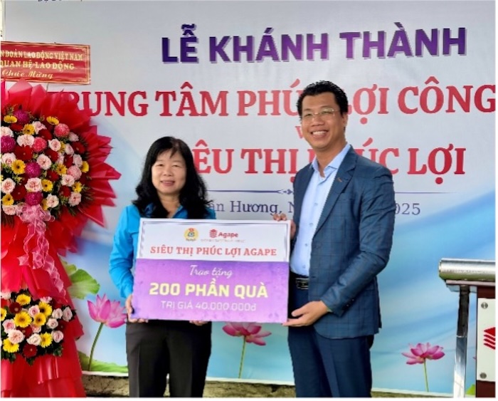 Ba Vui tiep nhan bang tuong trung 200 phan qua tri gia 40.000.000 dong do Phuc loi Agape ho tro cho vien co hoan canh kho khan tren dia ban tinh. Anh: Duc Trung. 