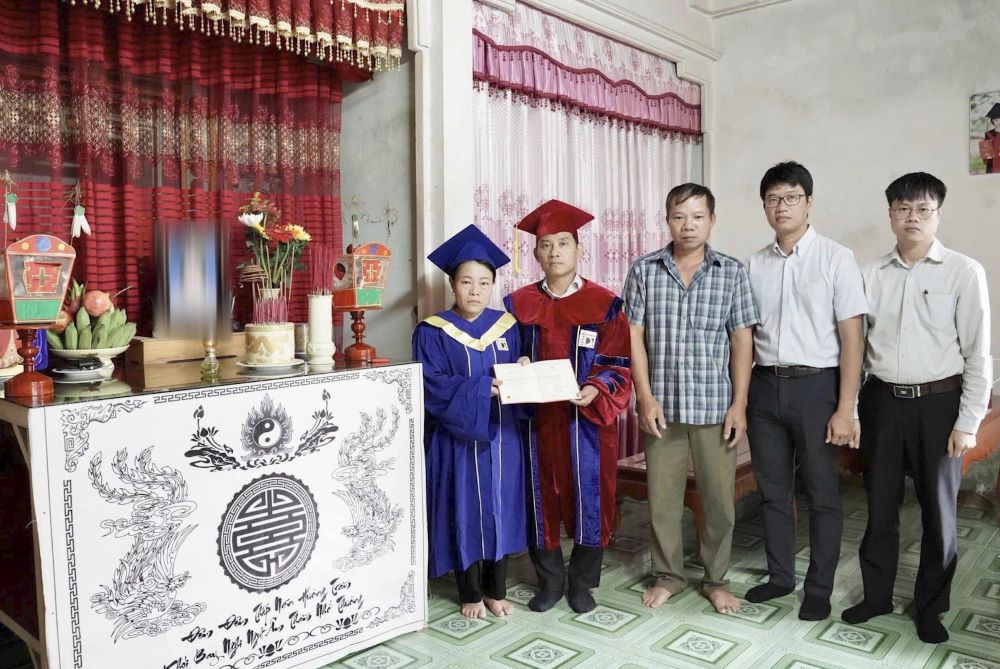 ダナン工科大学の女子学生が亡くなり、特別卒業証書が授与されました。写真:DH Bach khoa