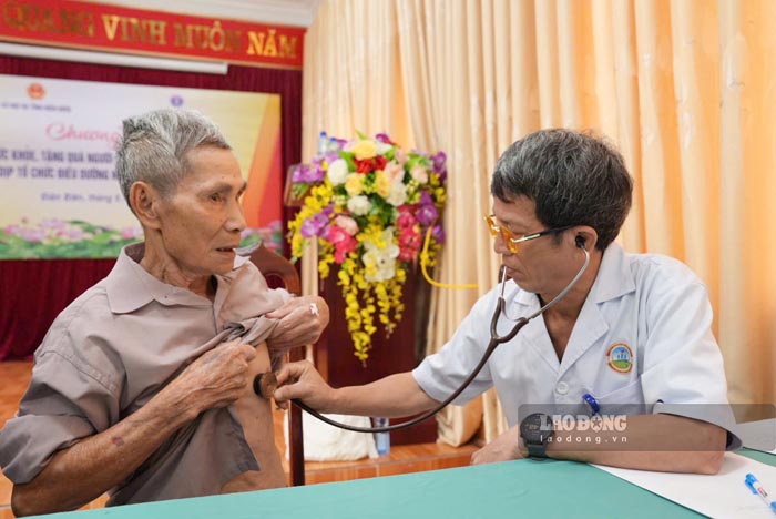 Mr. Dinh Van Phuc (82 years old, Thanh An commune, Dien Bien) underwent a health check-up at the Center for Reception of Martyrs' Relatives and Nursing for People with meritorious services to the Revolution. Photo: Quang Dat