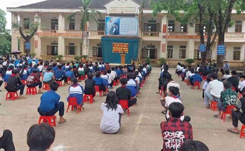 Teachers at Nam Can Boarding Primary and Secondary School for Ethnic Minorities (Nghe An) have their allowances cut in the border area when they are seconded to another school. Photo: Ngoc Anh