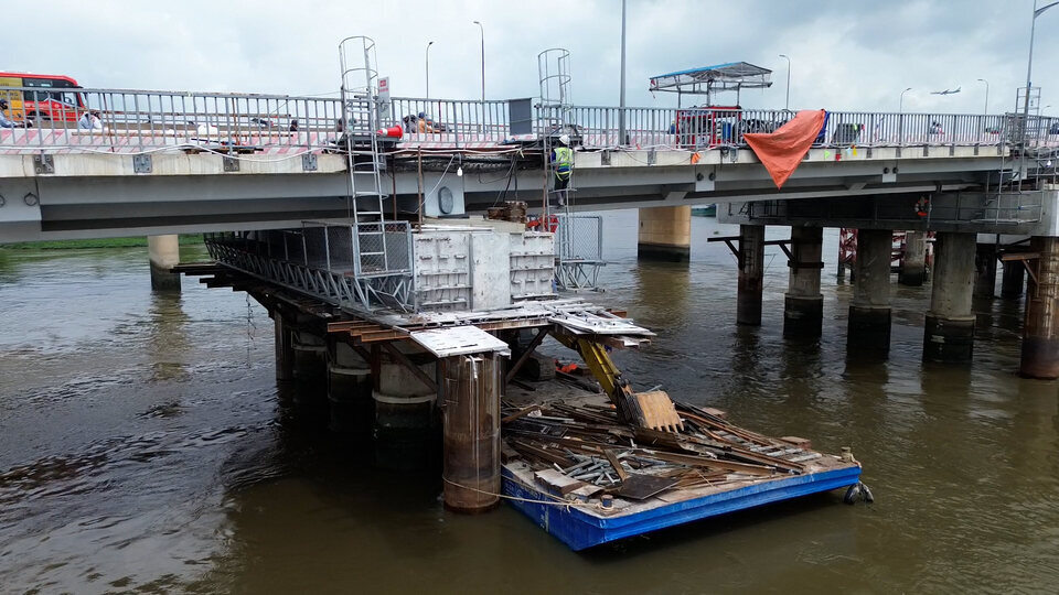 La fermeture du systeme aide a elever la statique pour ne pas rejeter Binh TruU 1 pese 11 000 tonnes