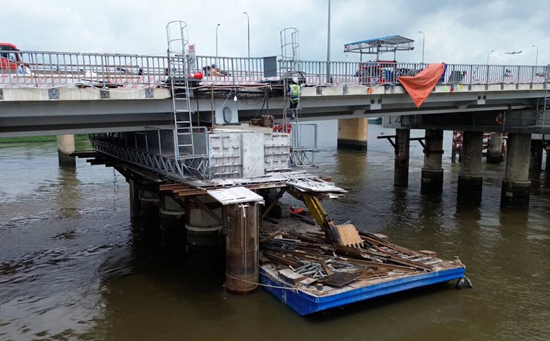 Close-up of the system to help lift the clearance of Binh Trieu 1 bridge weighing 11,000 tons